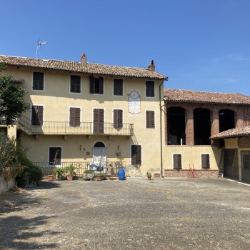 VENDESI CASA INDIPENDENTE CON GIARDINO